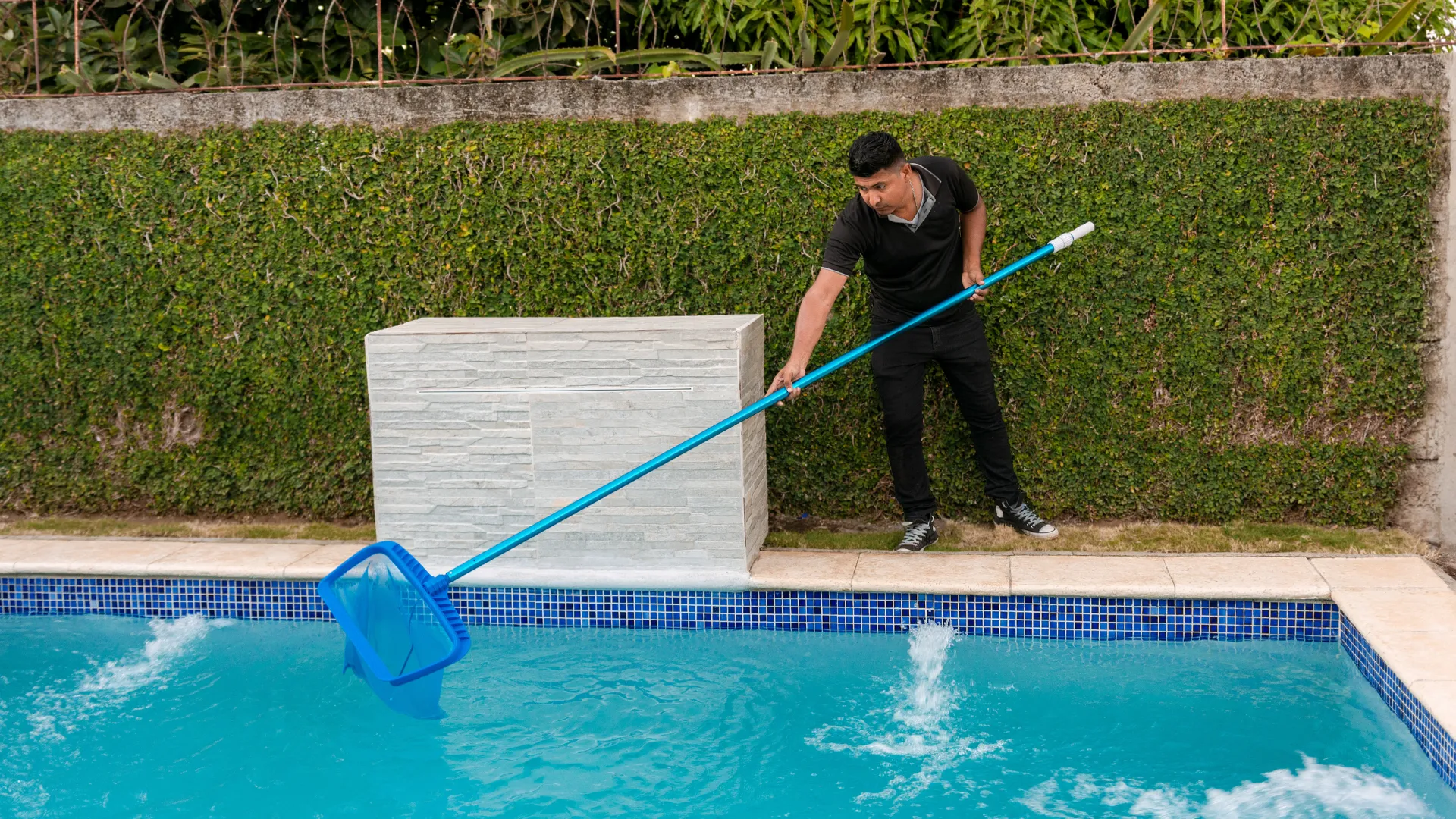 swimming-pool-cleaning-dubai